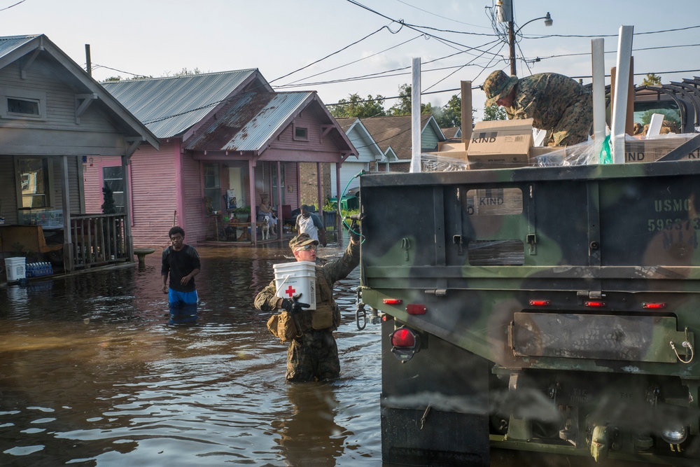 14th Marines and MWSS-473 transport supplies to Hurricane relief efforts