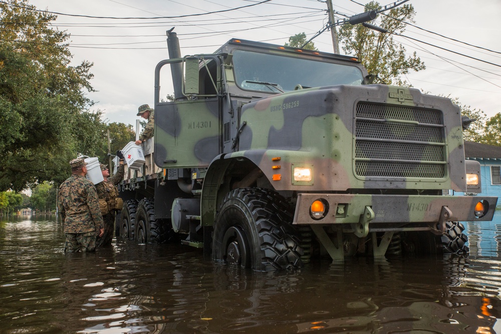 14th Marines and MWSS-473 transport supplies to Hurricane relief efforts