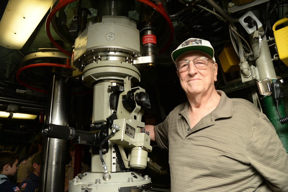 World War II Submarine Veteran tours USS Pasadena during Fleet Week 2017