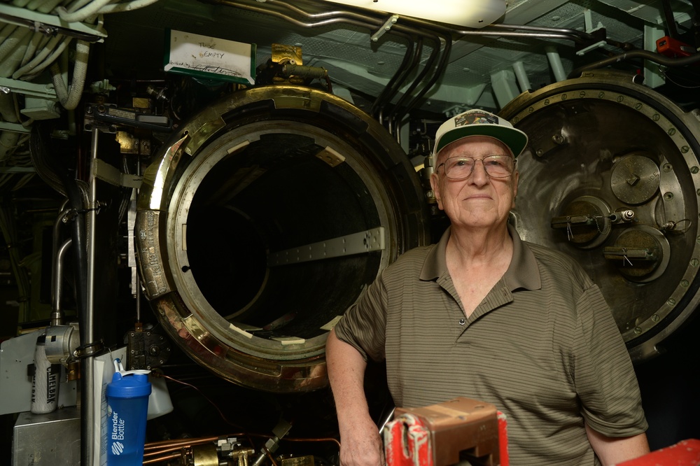 World War II Submarine Veteran tours USS Pasadena during Fleet Week 2017