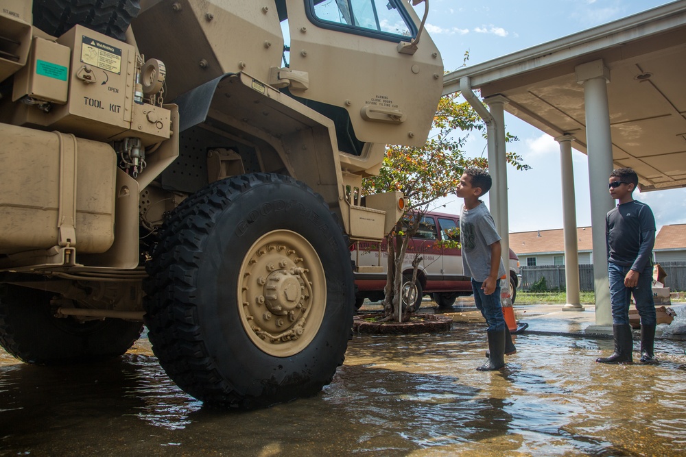 1-124 Cavalry Squadron Helps Locals in Orange, Texas