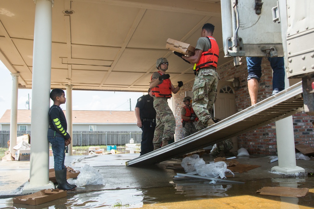 1-124 Cavalry Squadron Helps Locals in Orange, Texas