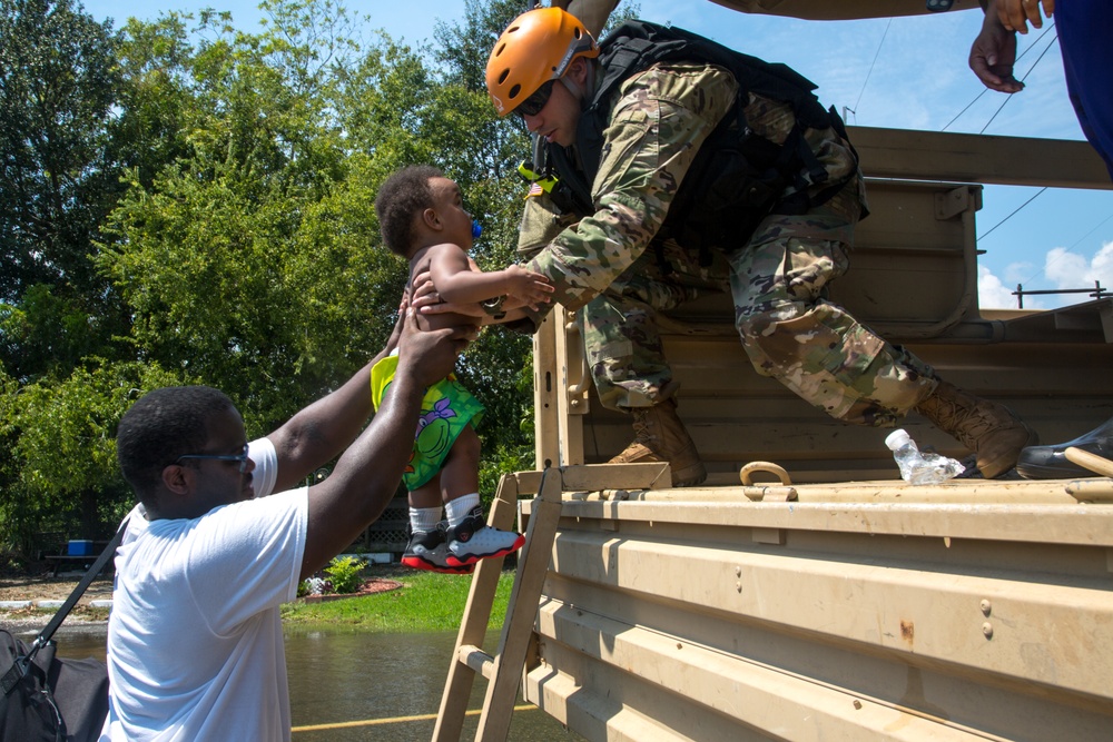 1-124th Cavalry Squadron, Texas Army National Guard, Helps Locals in Orange, Texas