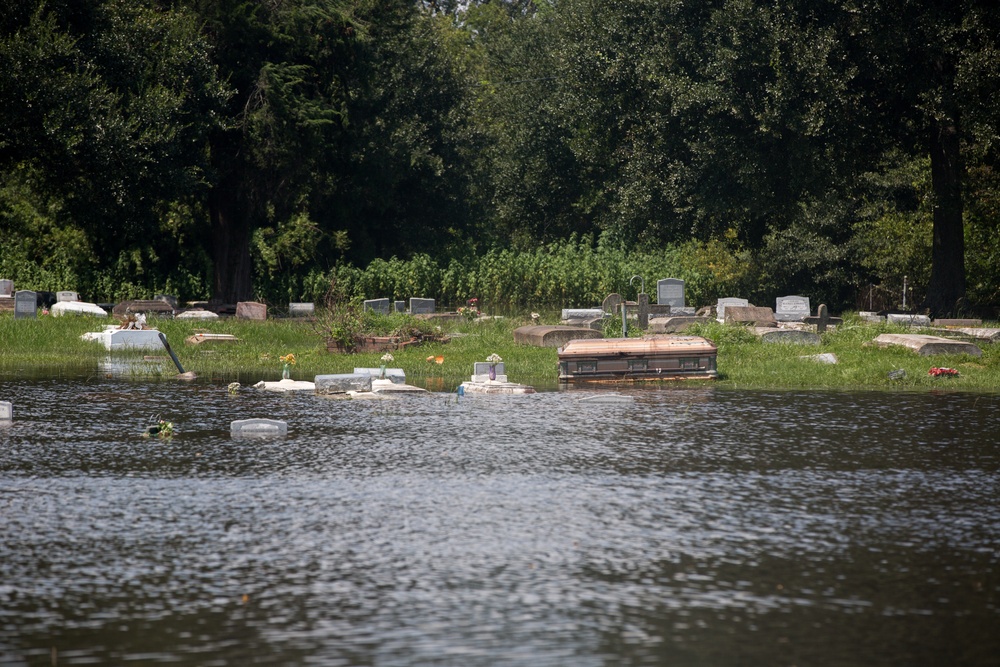 1-124 Cavalry Squadron Helps Locals in Orange, Texas