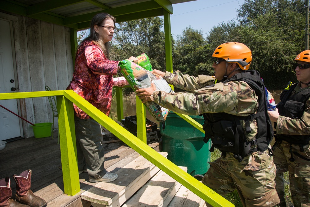 1-124 Cavalry Squadron Helps Locals in Orange, Texas