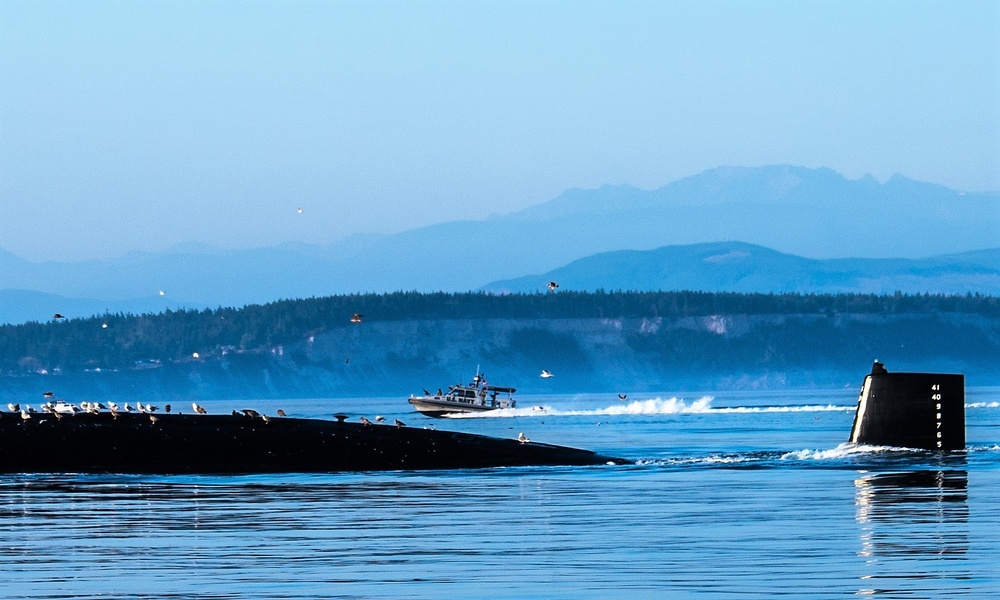 CRS 11 HVU Pacific Northwest Conducts HVA Escort Mission in Puget Sound