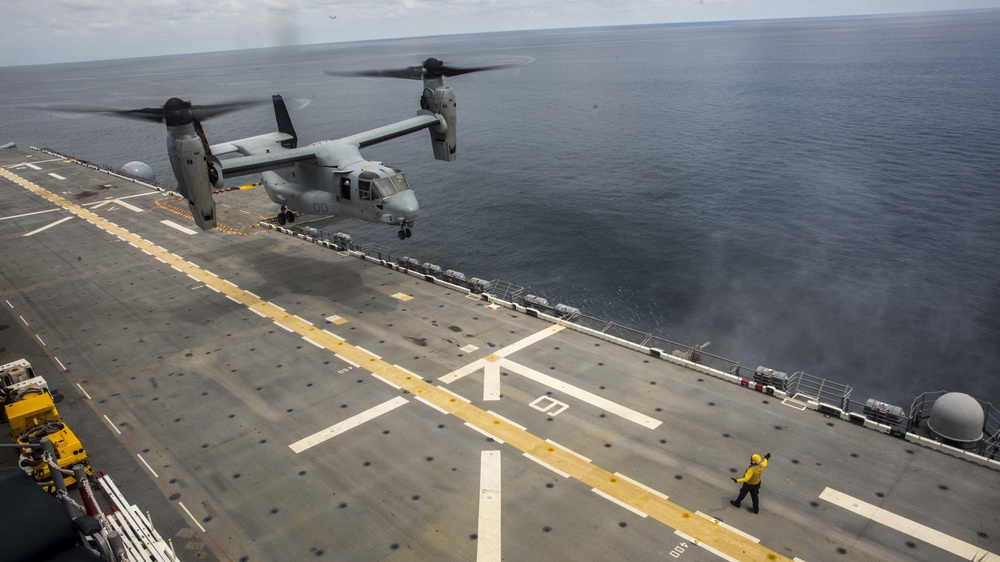 Aircraft arrive on USS Kearsarge, MEU readies for hurricane relief efforts