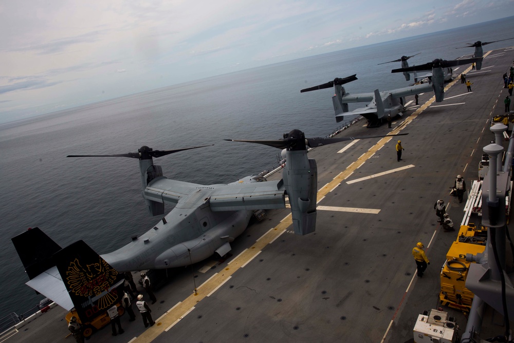 Aircraft arrive on USS Kearsarge, MEU readies for hurricane relief efforts