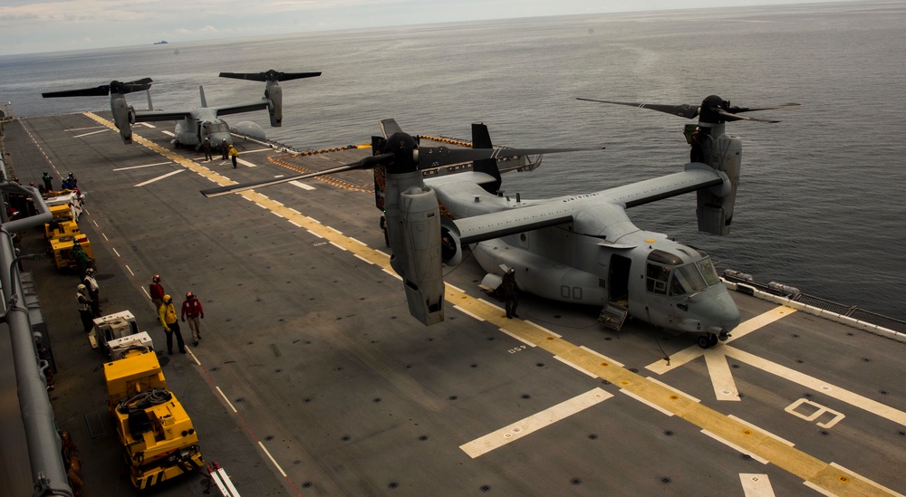Aircraft arrive on USS Kearsarge, MEU readies for hurricane relief efforts