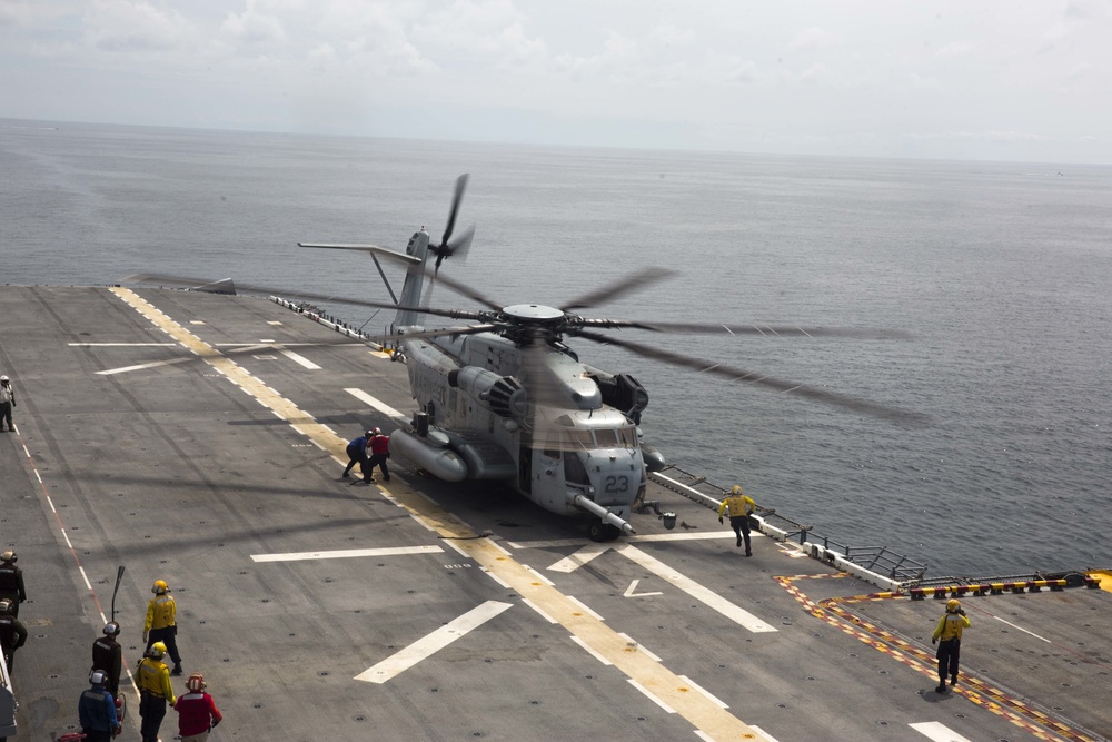 Aircraft arrive on USS Kearsarge, MEU readies for hurricane relief efforts