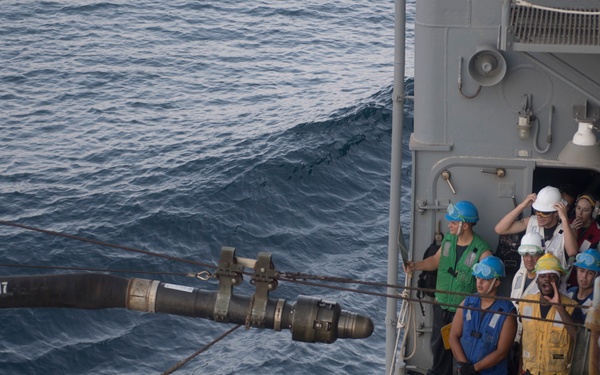 USS Lake Erie (CG 70) recieves fuel