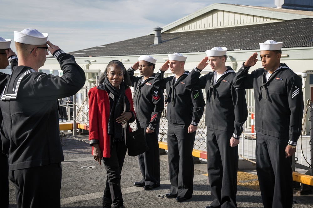 U.S. Consulate staff tours USS Bonhomme Richard (LHD 6) in Melbourne, Australia