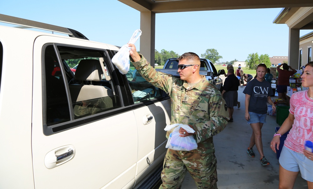 Soldiers Help Distribute Supplies