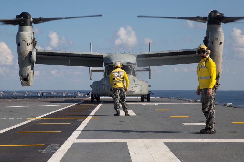 Osprey lands for first time on Royal Australian Navy’s HMAS Adelaide