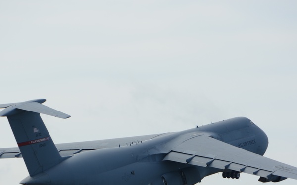 Spectators look on at final C-5A Galaxy Departure