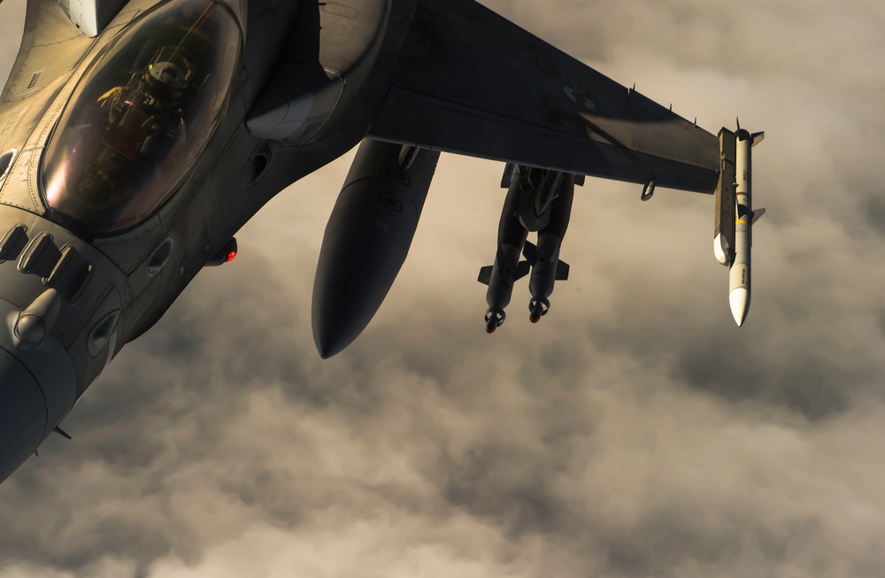 340th EARS fuels Coalition aircraft