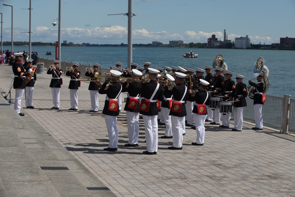 Detroit locals watch the MAGTF demonstration