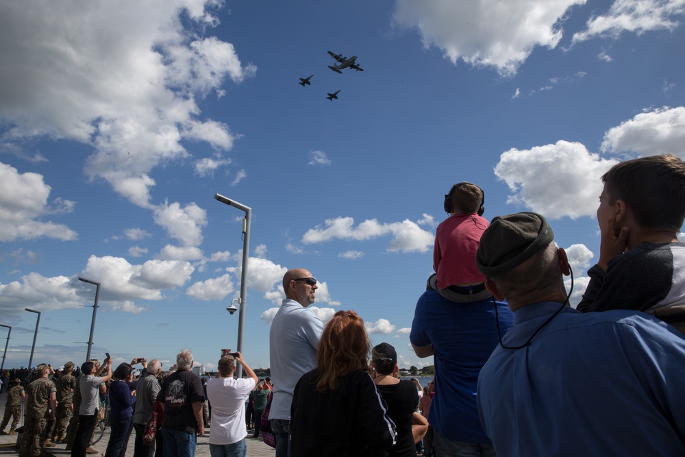 Detroit locals watch the MAGTF demonstration