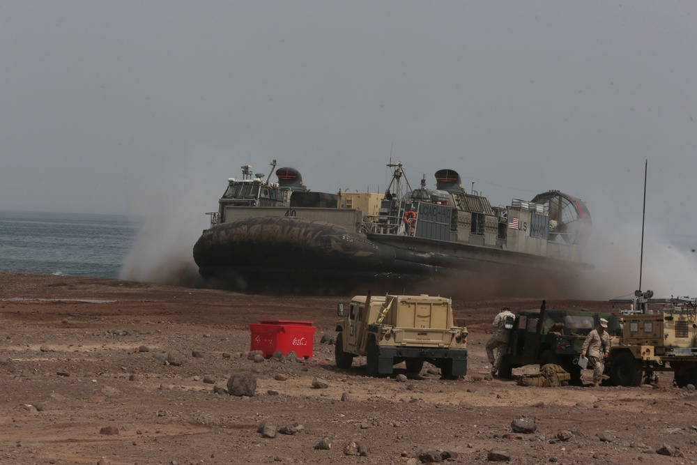 15th MEU, America ARG conducts offload in U.S. Fifth Fleet