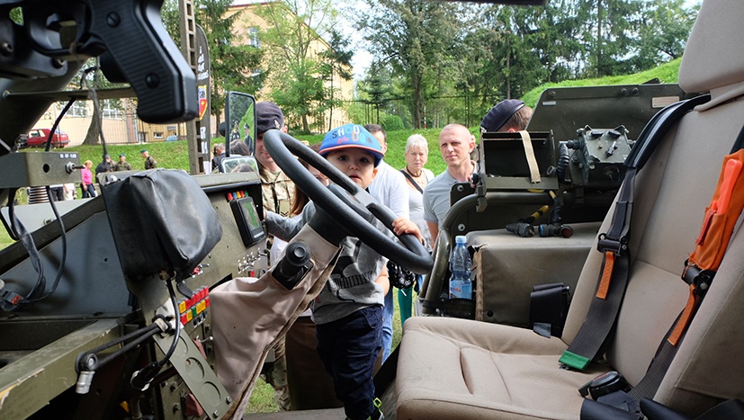 Battle Group Poland displays equipment in Sejny