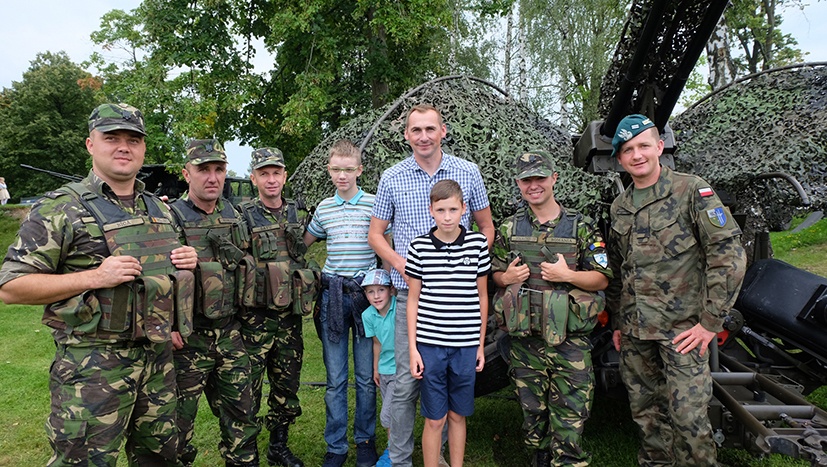 Battle Group Poland displays equipment in Sejny