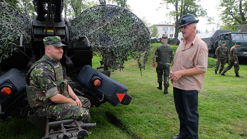 Battle Group Poland displays equipment in Sejny