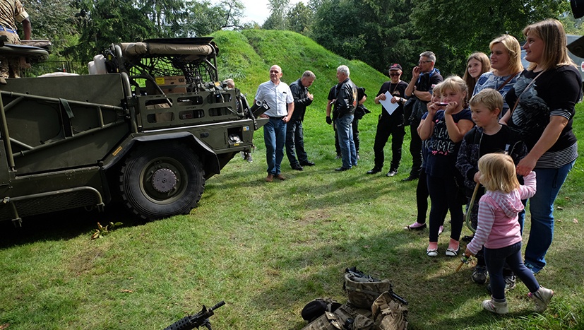 Battle Group Poland displays equipment in Sejny