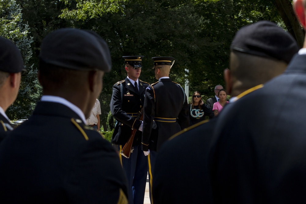 Military Police Sergeants pay visit, respect to Arlington National Cemetery