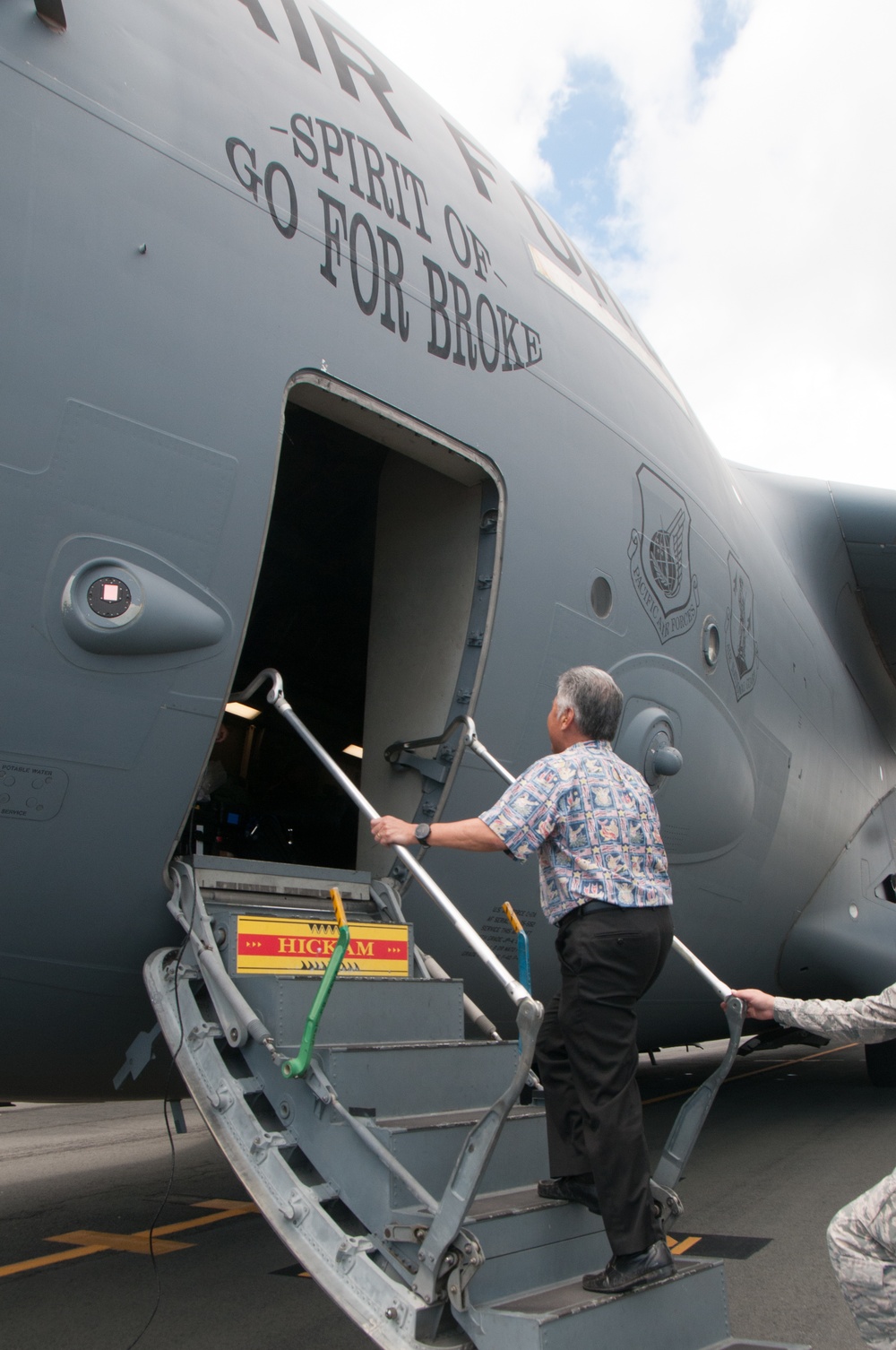 HIANG 204th Airlift Squadron returns from Hurricane Harvey relief mission.