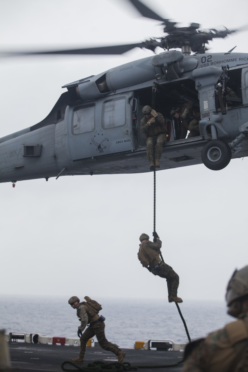 31st MEU Reconnaissance Marines conduct helicopter rope suspension training