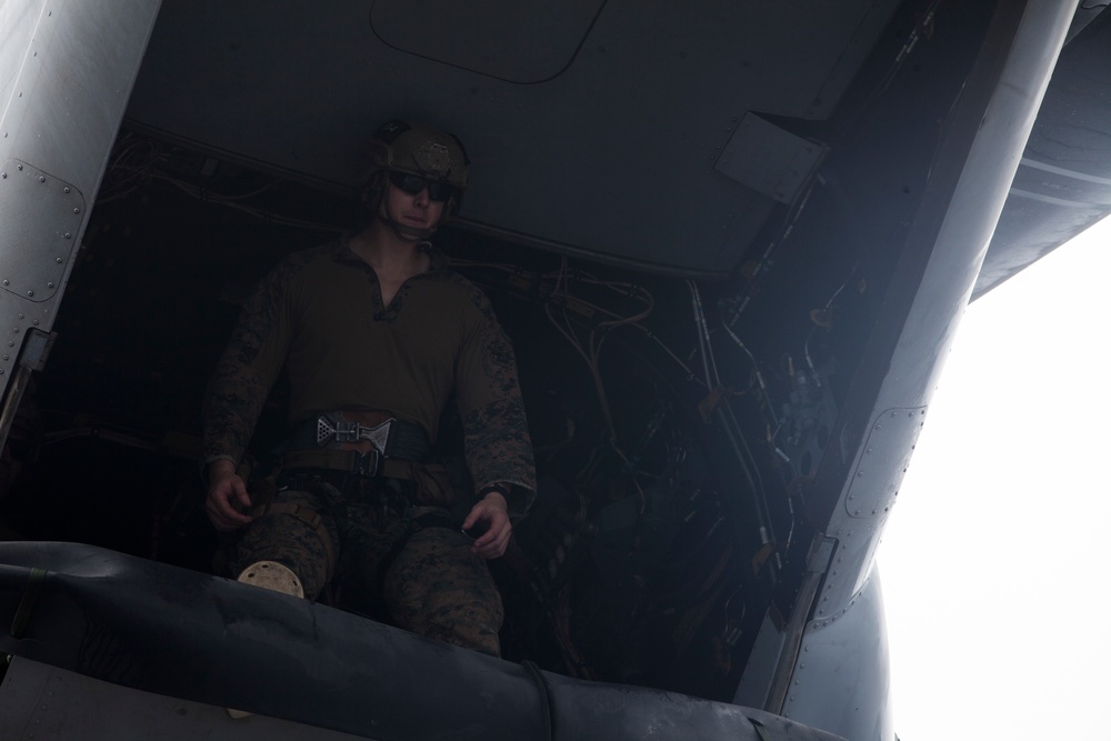 31st MEU Reconnaissance Marines conduct helicopter rope suspension training