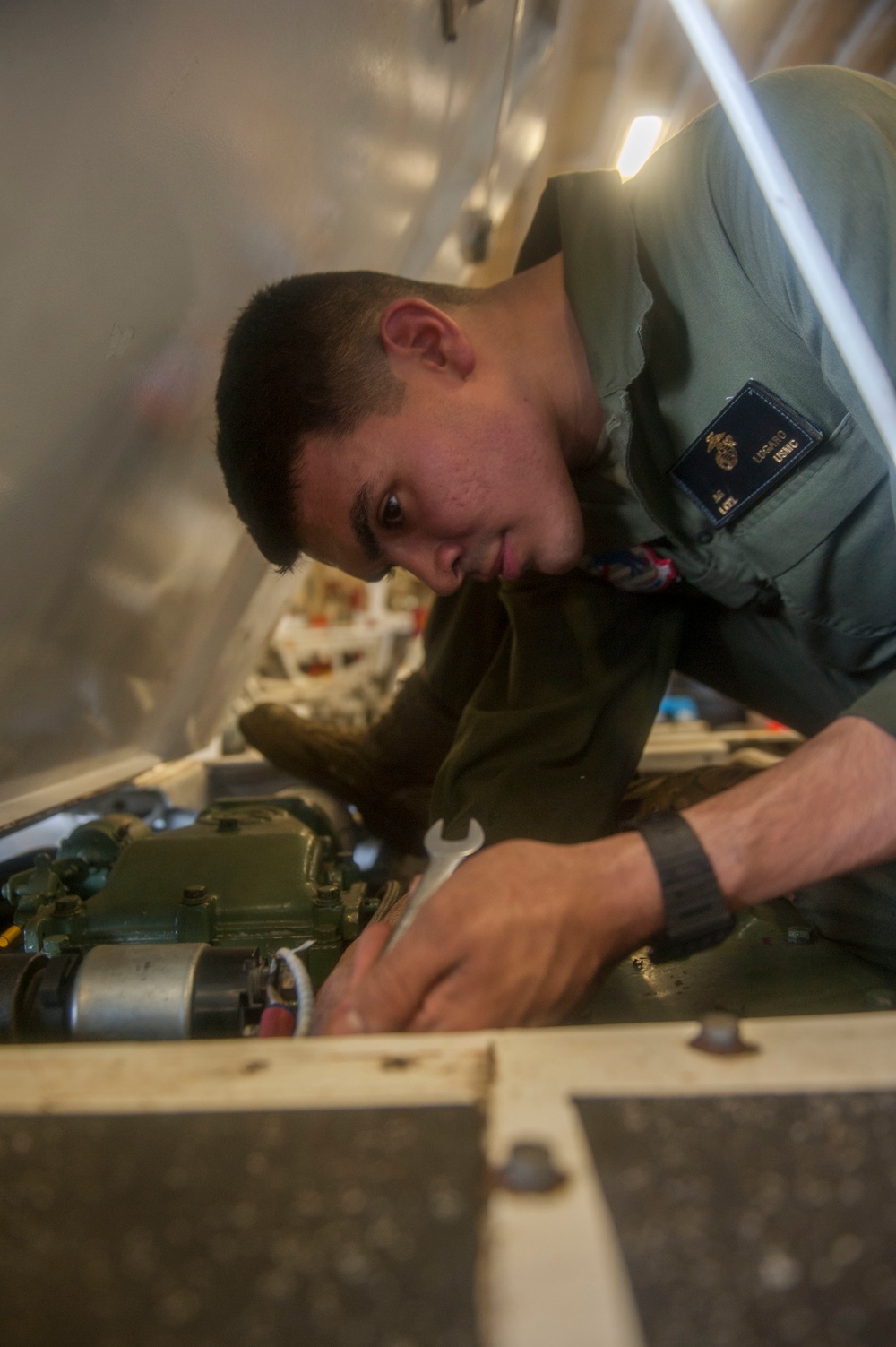 USS America Marine conducts maintenance