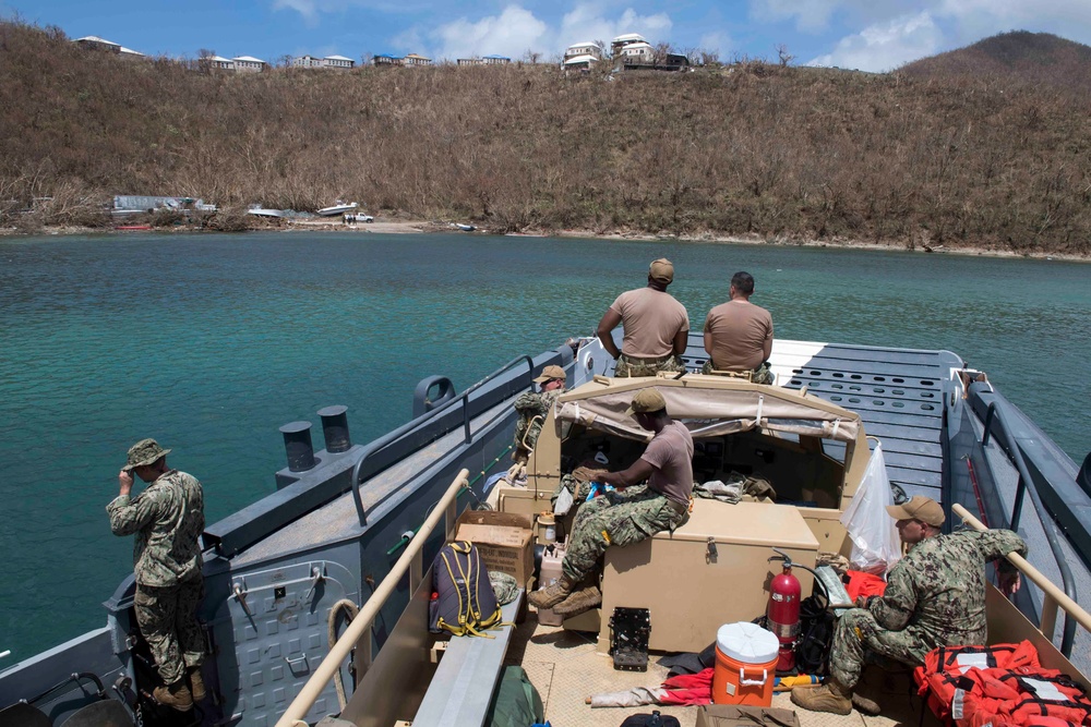 U.S. Navy Sailors prepare to land a landing craft utility (LCU), assigned to the dock landing ship USS Oak Hill (LSD 51)