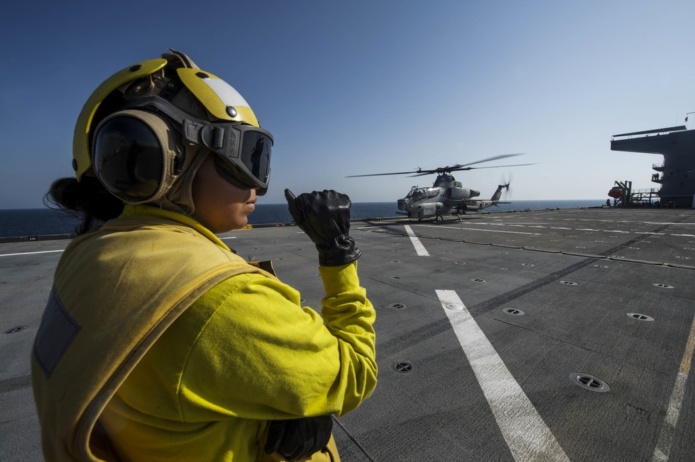 First Cobra helicopter lands on USS Puller