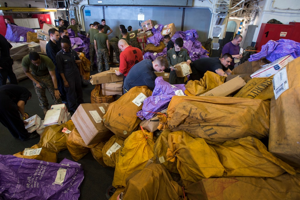 Replenishment-at-sea aboard USS Bonhomme Richard (LHD 6)