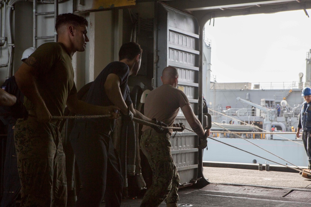 U.S. Marines, Sailors conduct replenishment-at-sea aboard USS Kearsarge