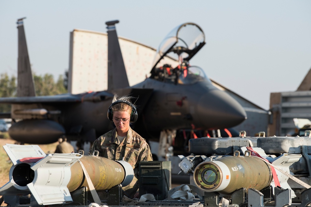 Weapons Airmen arm aircraft for fight against ISIS