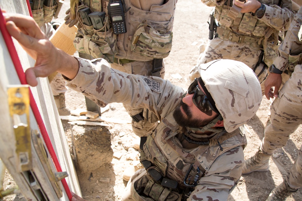 Spanish army trainer proficiency breach training