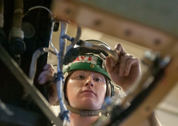 USS America Marines conduct maintenance