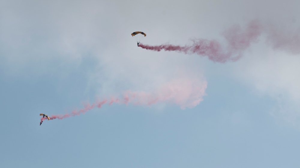 Golden Knights parachute into America’s Air Show