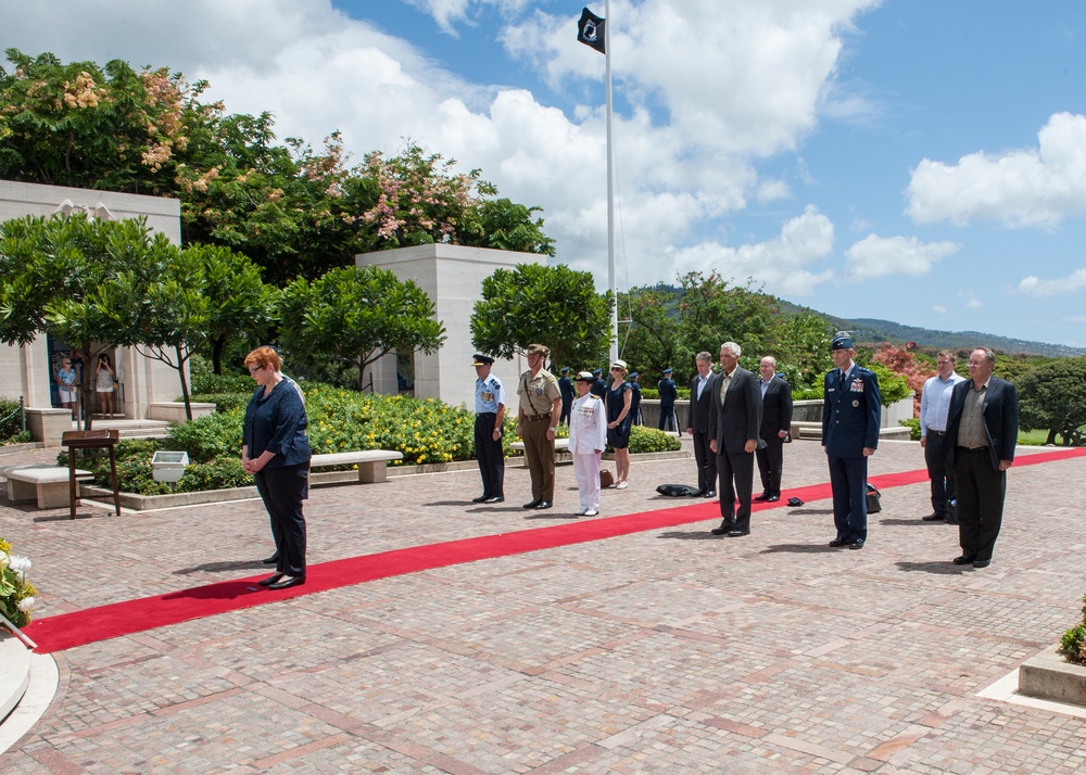 Australian Minister of Defense visits National Memorial Cemetery of the Pacific