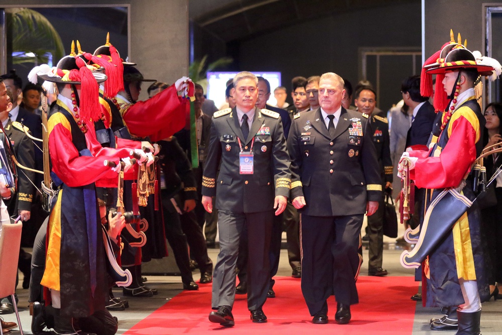 Top land forces commanders from 28 nations gather to address non-traditional security threats