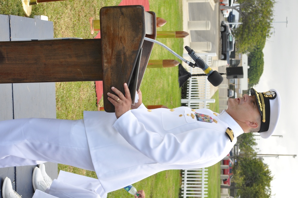 NEW COMAMNDER TAKES CHARGE AT NAVFAC WARFARE CENTER