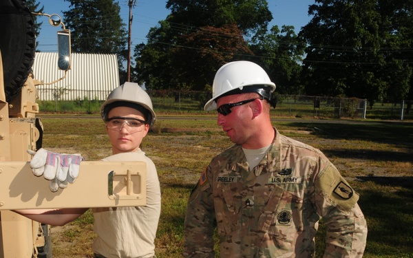 During “Hotel 8” school Active Duty, National Guard and Reserve soldiers train on advanced vehicle recovery