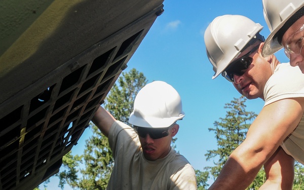 During “Hotel 8” school Active Duty, National Guard and Reserve soldiers train on advanced vehicle recovery