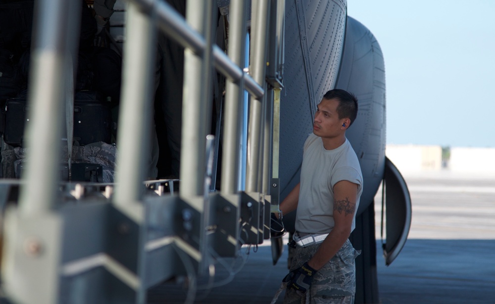 Aerial porter waits as 25K-loader is marshaled back