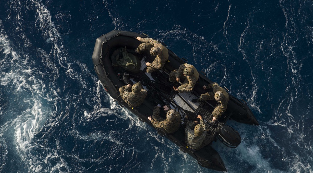 Amphibious maritime warfare exercise aboard the amphibious assault ship USS Bonhomme Richard (LHD 6)