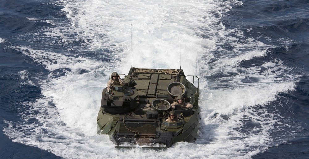 Amphibious maritime warfare exercise aboard the amphibious assault ship USS Bonhomme Richard (LHD 6)