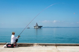 USS Bonhomme Richard (LHD 6) arrives to Okinawa