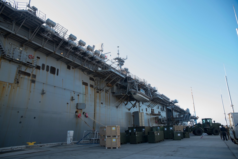 31st MEU Off-loads from USS Bonhomme Richard (LHD 6)